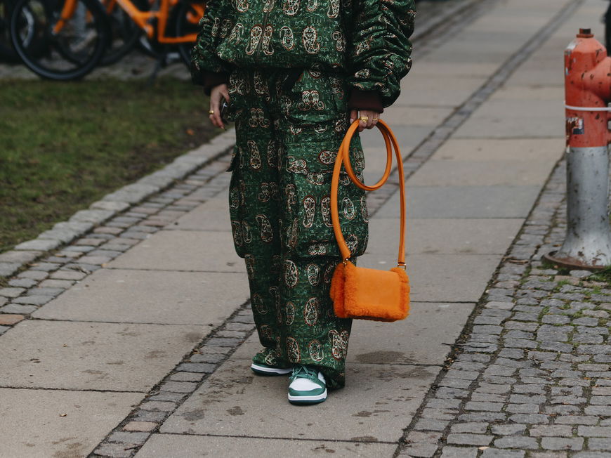 Frau in einem grünen Look