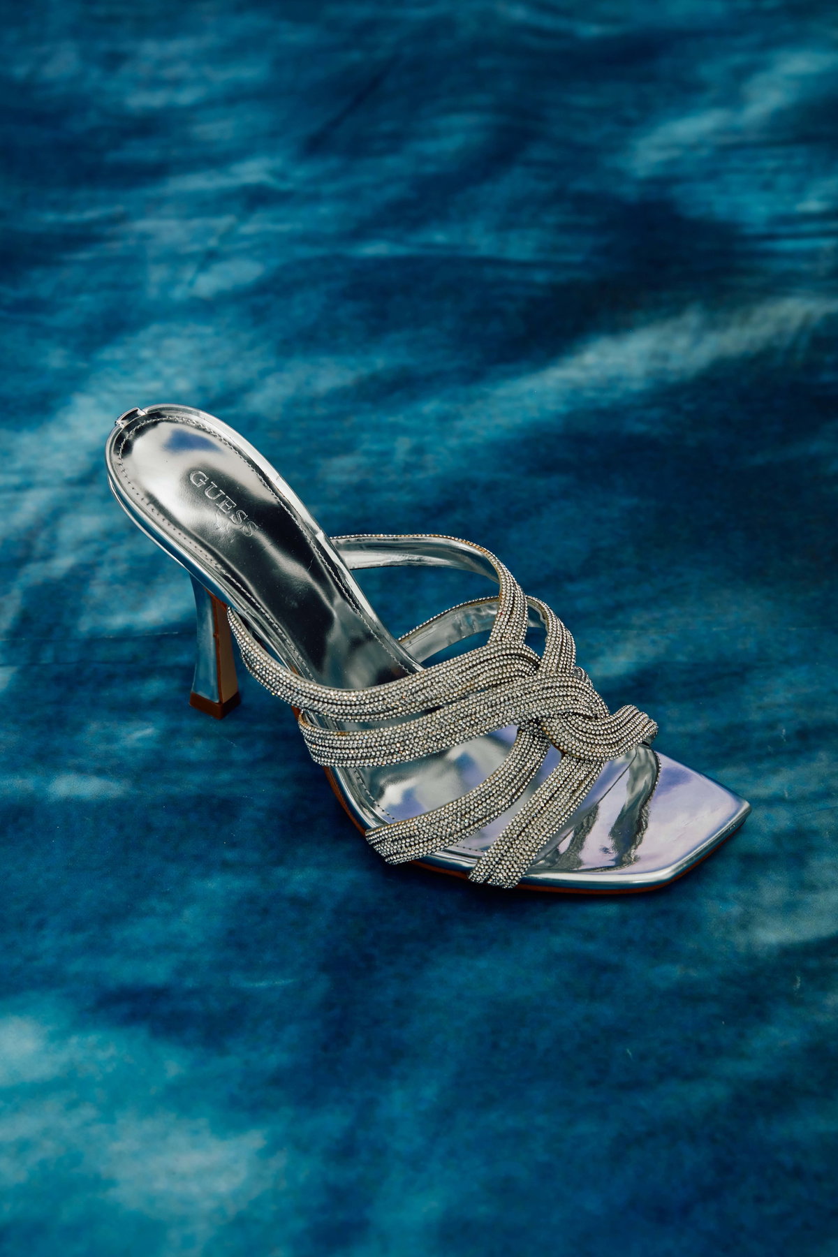 Mit den Strass besetzten Sandalen tanzen wir durch laue Sommernächte.