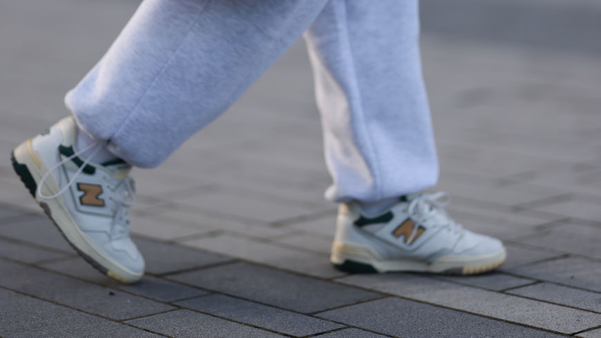 Der New Balance 550 Sneaker ist für den Frühling 2023 ein echter Glücksgriff