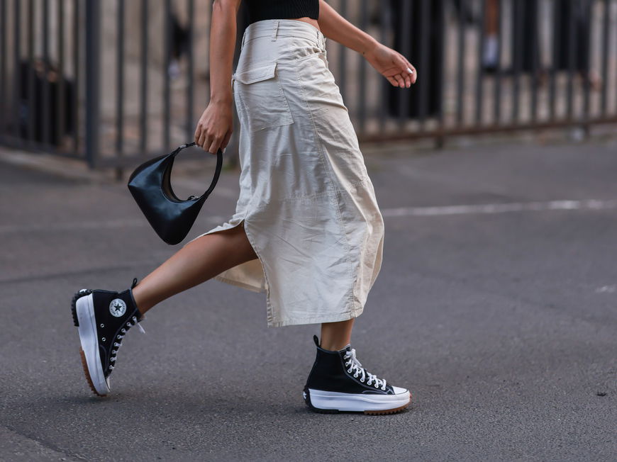 Frau mit Sneakern von Converse