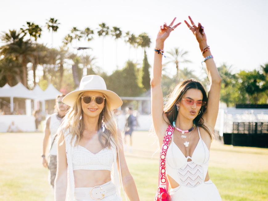 Zwei Frauen in stylischen Outfits fürs Coachella
