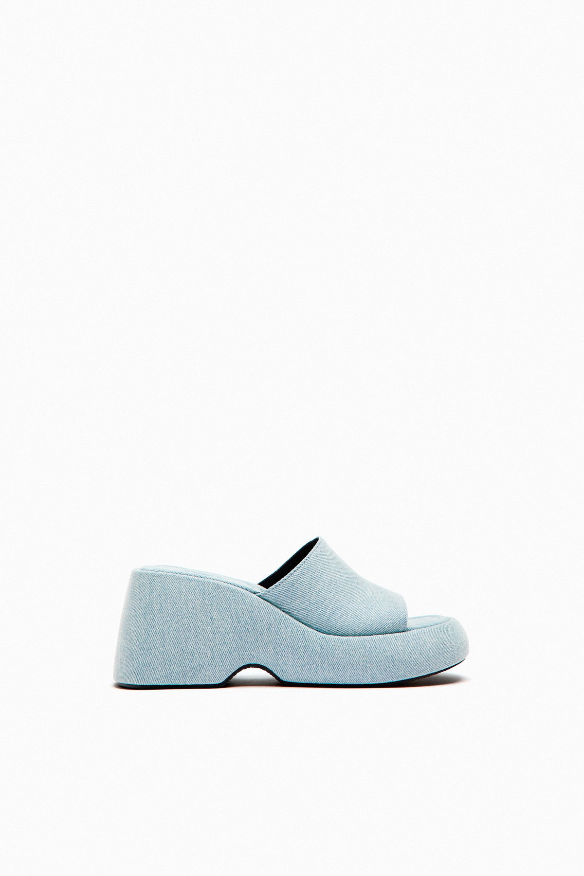 Keilabsatzsandalette mit Plateau aus hellem Denim, ca. 50 Euro