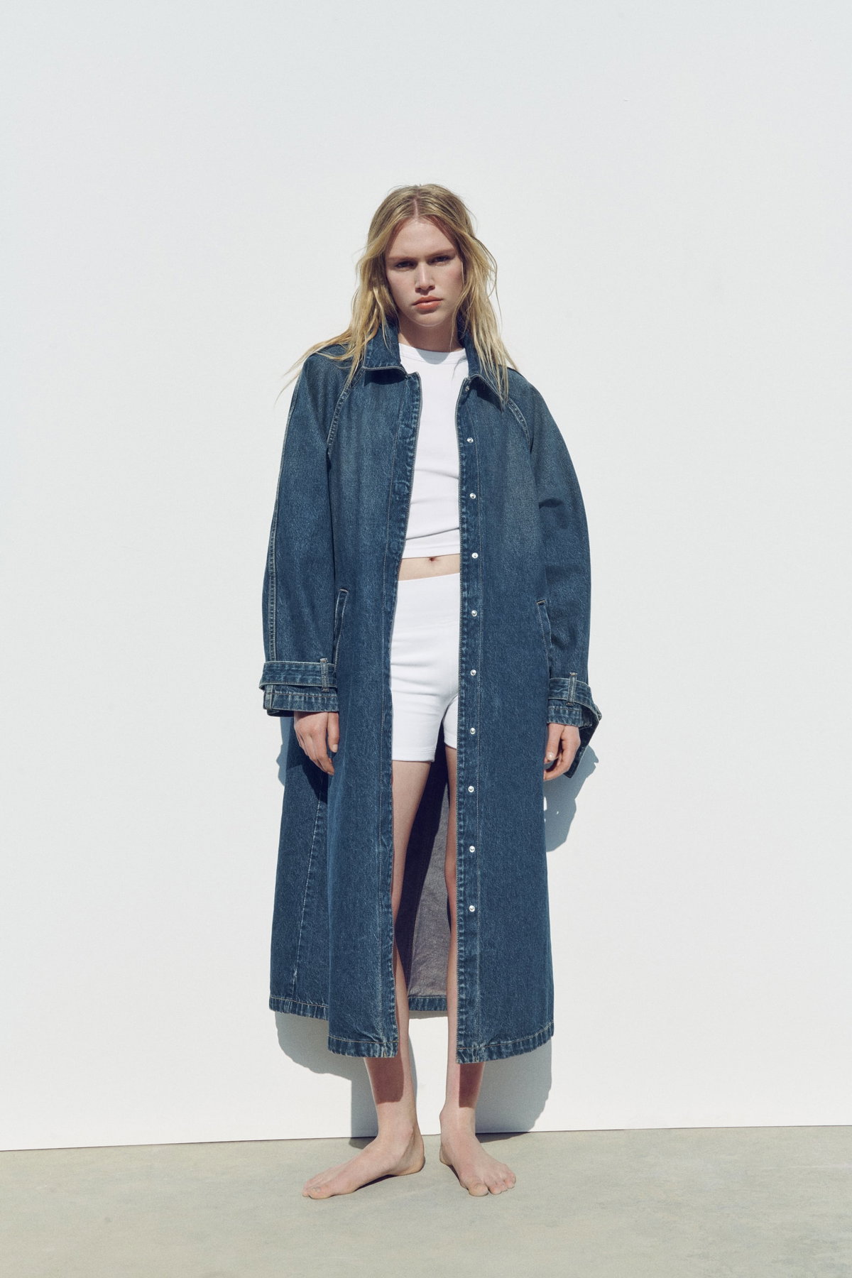 Jeansmantel im Trenchcoat-Stil mit Umlegekragen und langen Ärmeln, ca. 70 Euro