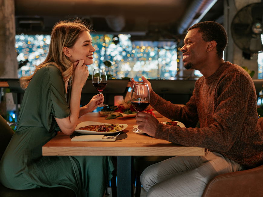 Erstes Date zwei Personen essen gehen