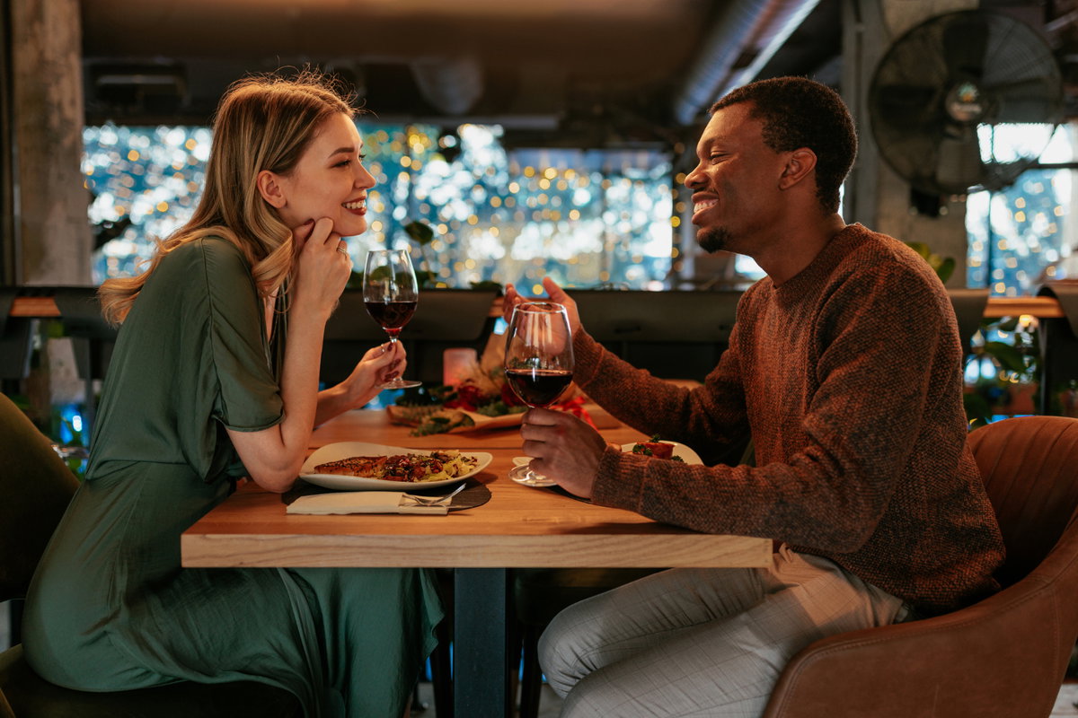 Erstes Date zwei Personen essen gehen