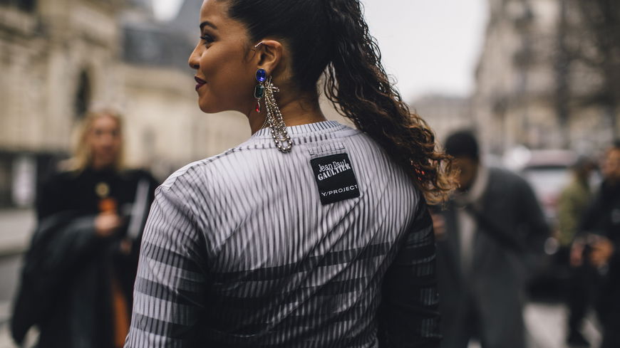 Expertin verrät: Nach diesem Prinzip solltet ihr 2023 Schmuck zu euren Outfits stylen