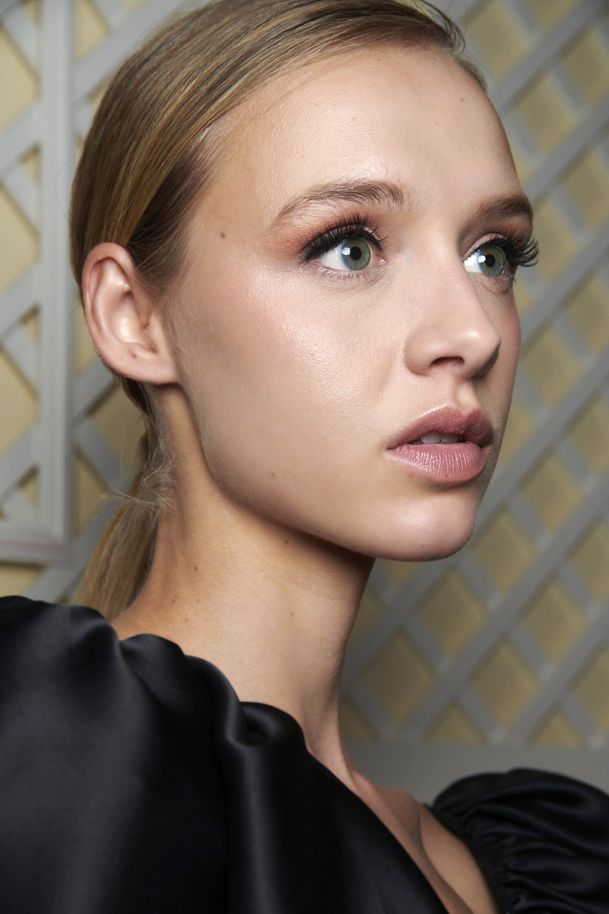 Model mit langen, geschwungenen Wimpern