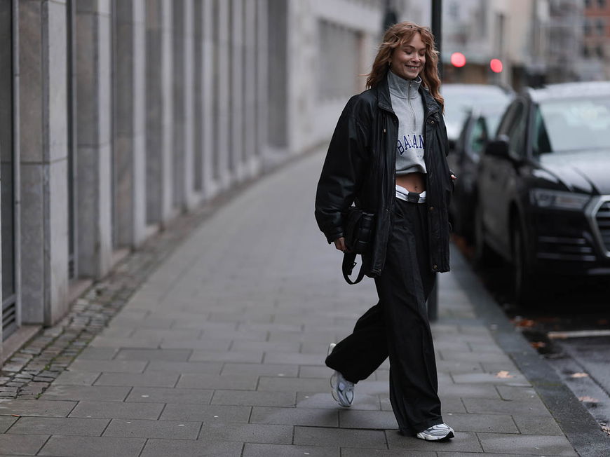 Frau mit sportlichen Sneakern