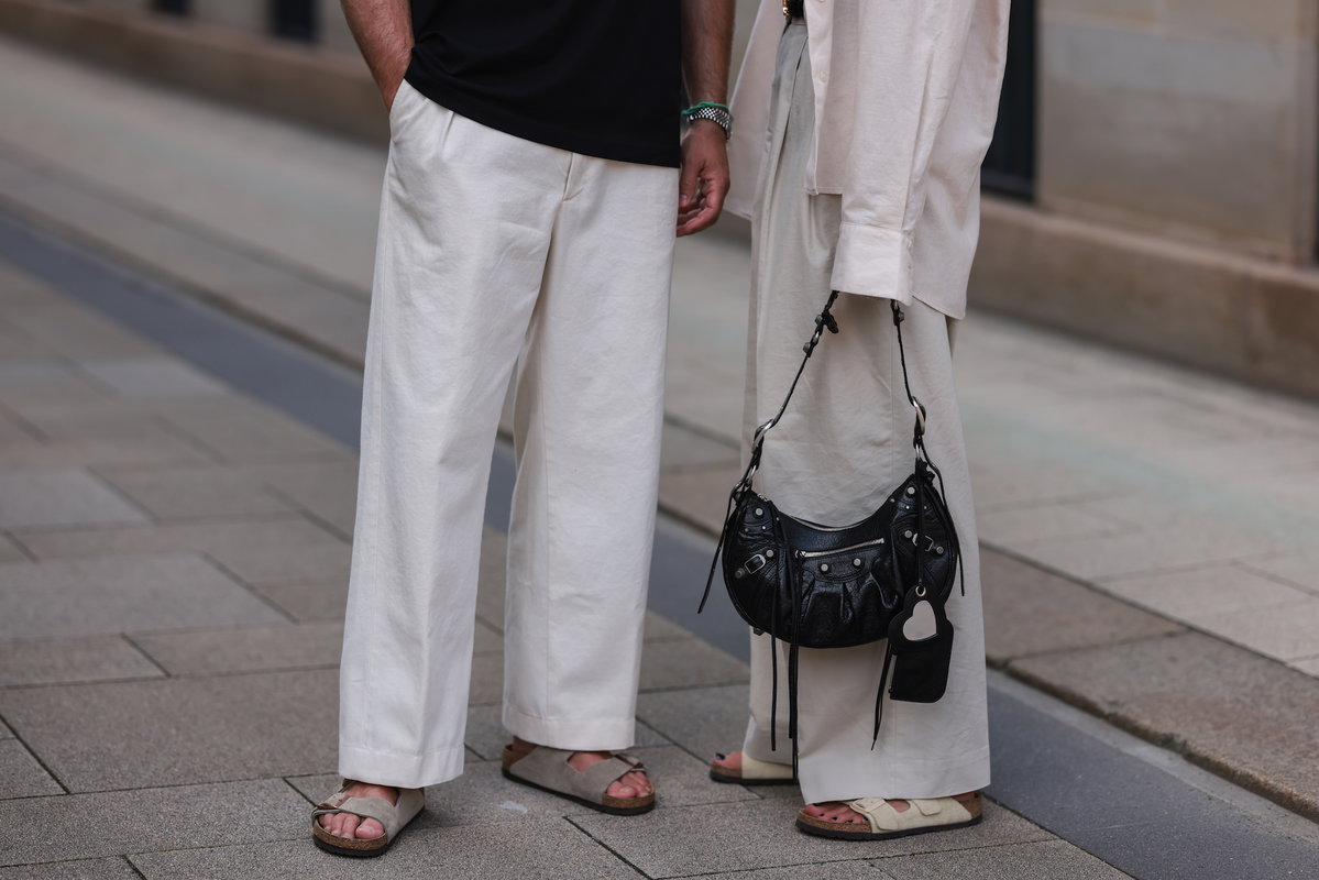 Zwei stylische Frauen in den Birkenstock Arizona