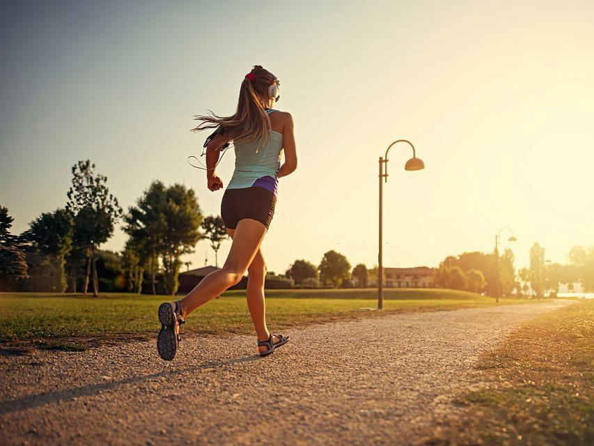 Frau joggt