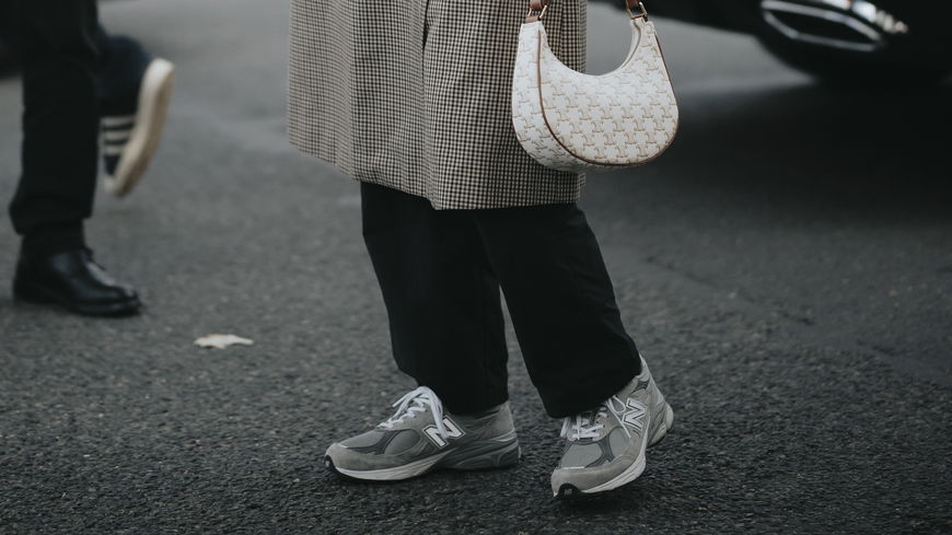 3 graue Sneaker, die wir im Frühjahr/Sommer 2023 ununterbrochen tragen