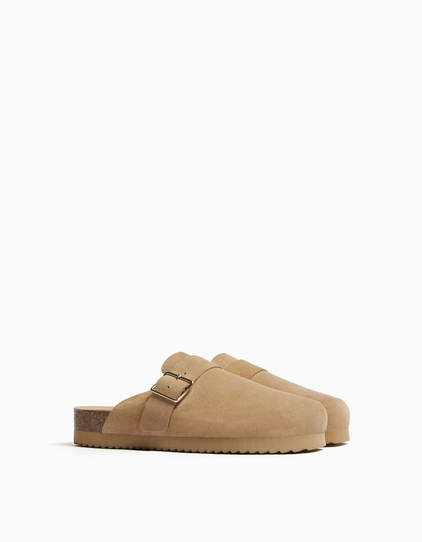 Lederclogs mit Schnalle in Sandfarben von Bershka, ca. 40 Euro