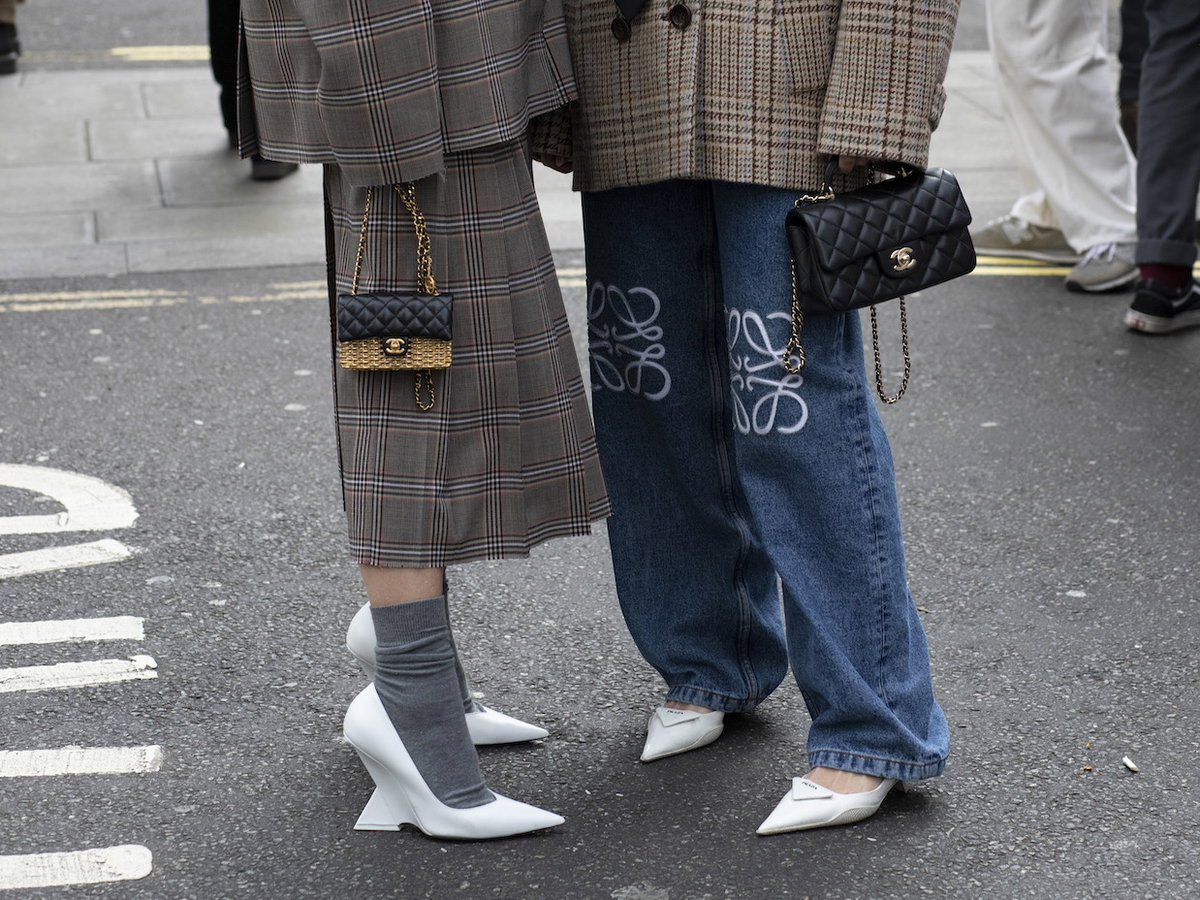 Zwei Frauen mit weißen Pumps