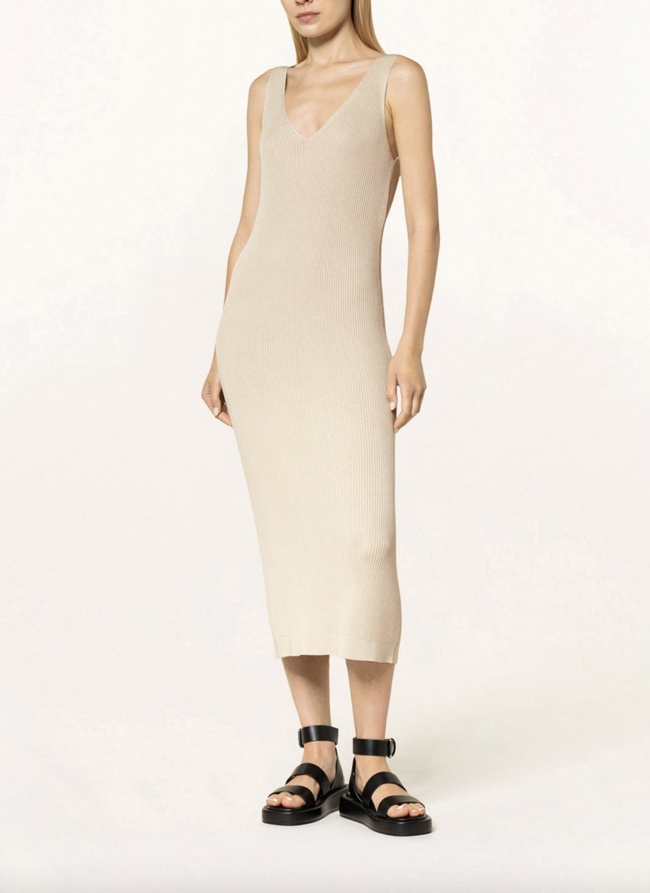Dress aus Rippstrick mit V-Ausschnitt und breiten Trägern von Phase Eight über Breuninger, ca. 129 Euro