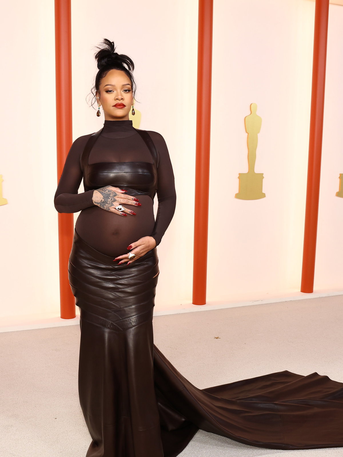 Rihanna auf den Oscars schwarzes Kleid 95th Annual Academy Awards