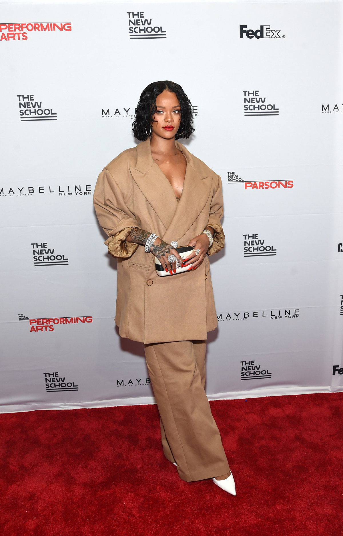 Rihanna in braunem Anzug auf The 69th Annual Parsons Benefit 2017