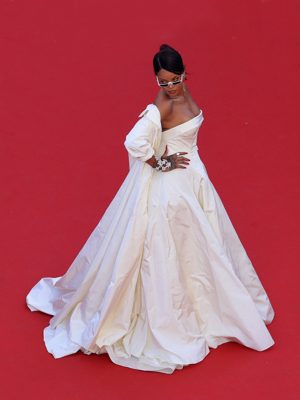 Rihanna in weißem Kleid bei Red Carpet Arrivals - The 70th Annual Cannes Film Festival