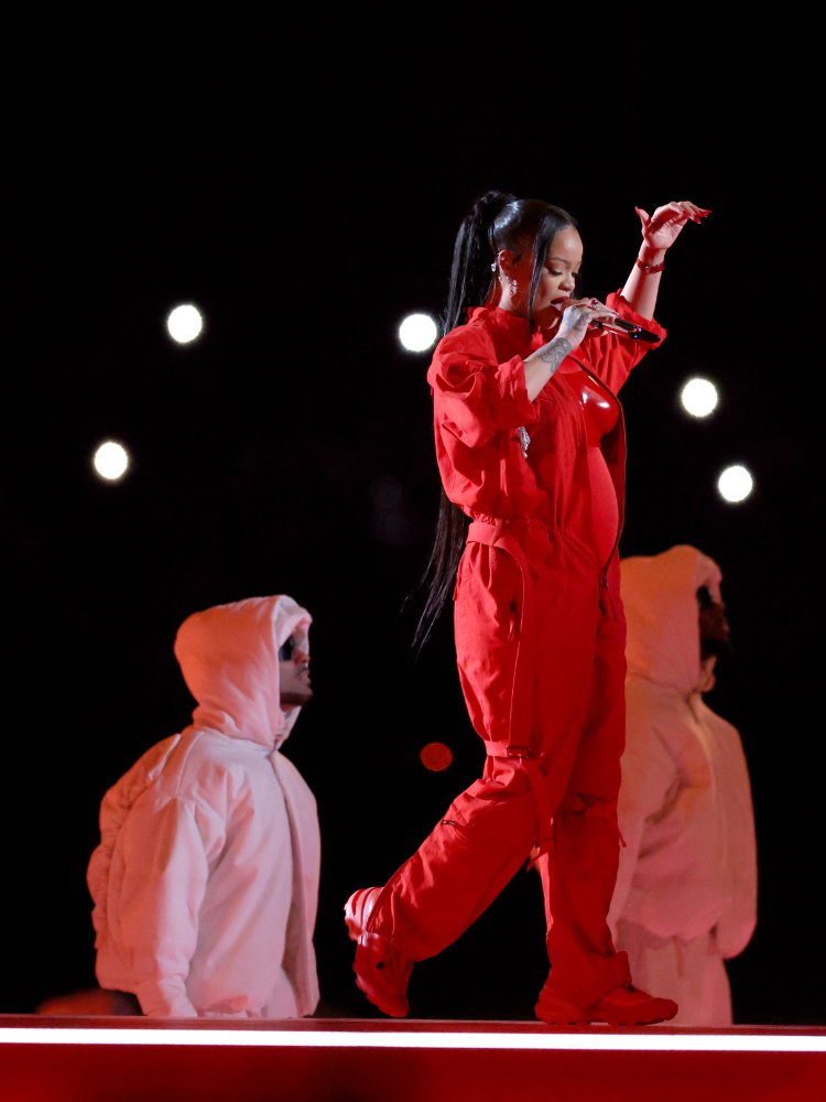 Rihanna Super Bowl roter Look 2023 März
