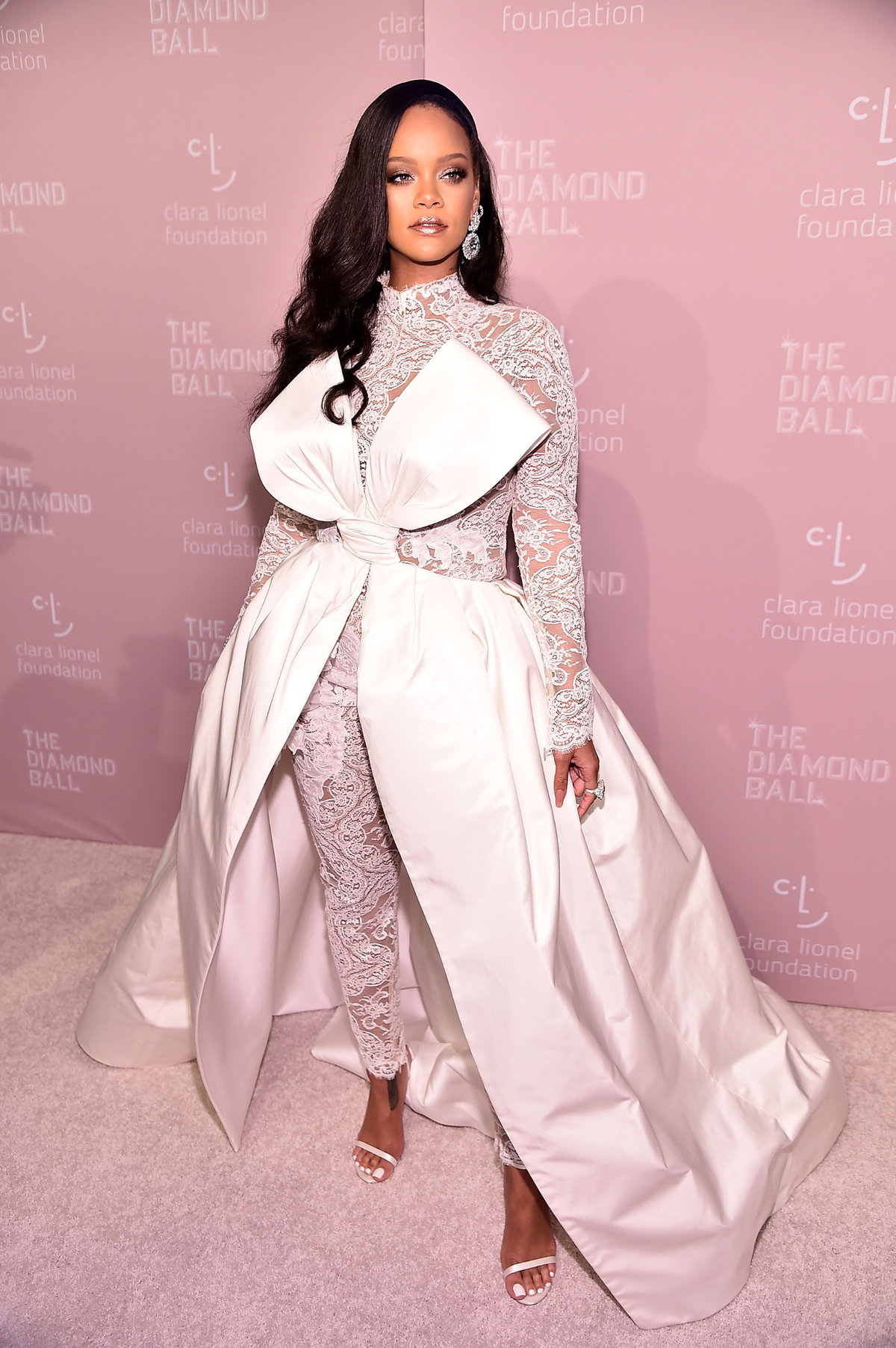 Rihanna's auf ihrem vierten Diamond Ball in einem weißen Spitzen-Einteiler plus Satin-Schleife mit XXL-Schleppe