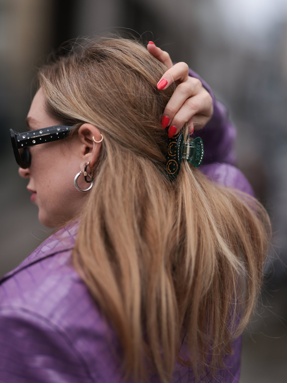 Sonia Lyson trägt Haarspange offenes haar streetstyle