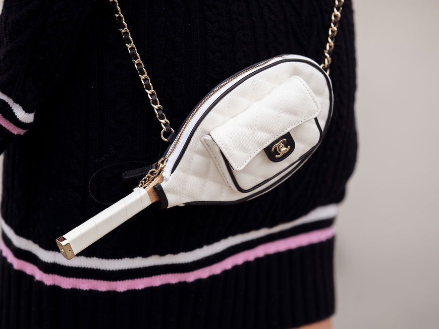 Frau mit Tasche in Tennisschlägerform