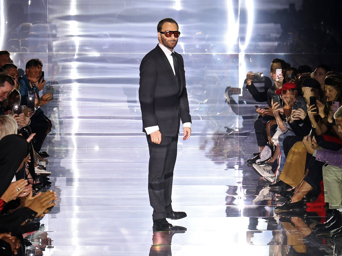 Tom Ford auf dem Laufsteg am Ende seiner Fashion Show 2023
