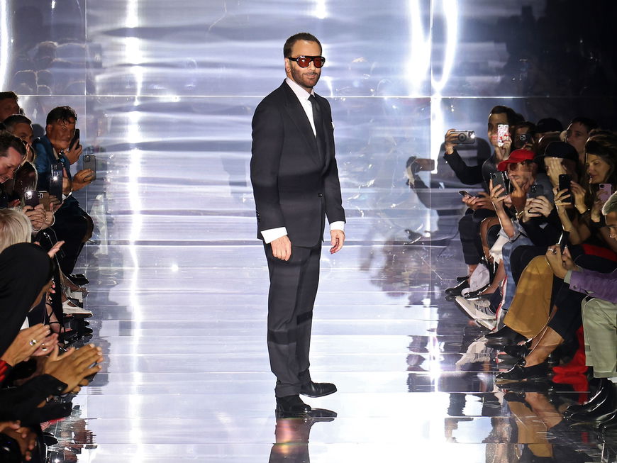 Tom Ford auf dem Laufsteg am Ende seiner Fashion Show 2023