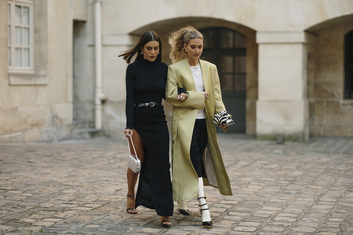 Zwei Frauen in hochwertigen Looks
