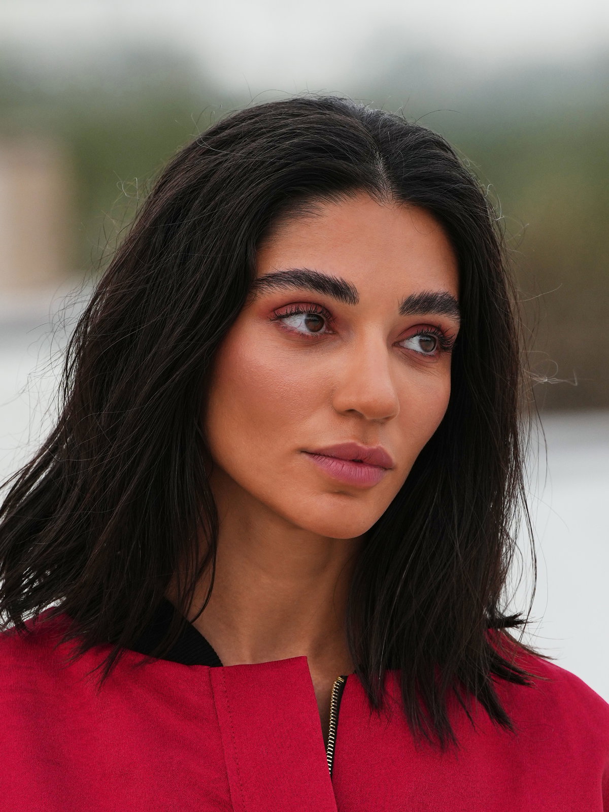 Beauty Shot Frau mit offenen Haaren Augenbrauen
