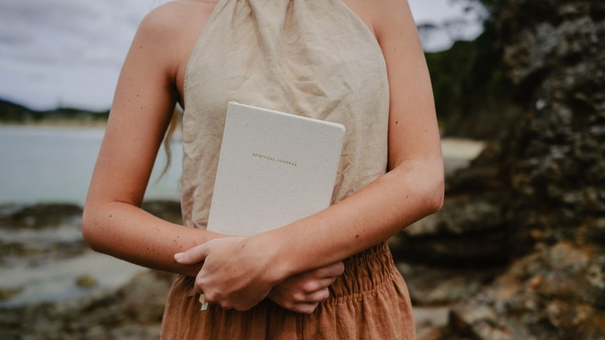 Sommer, Sonne, Spannung: Diese 3 Bücher lesen wir 2023 am Strand