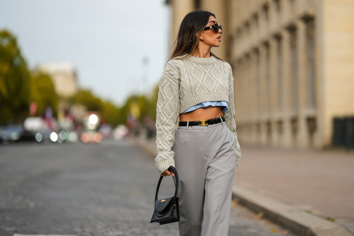 Frau trägt High Waist Hose