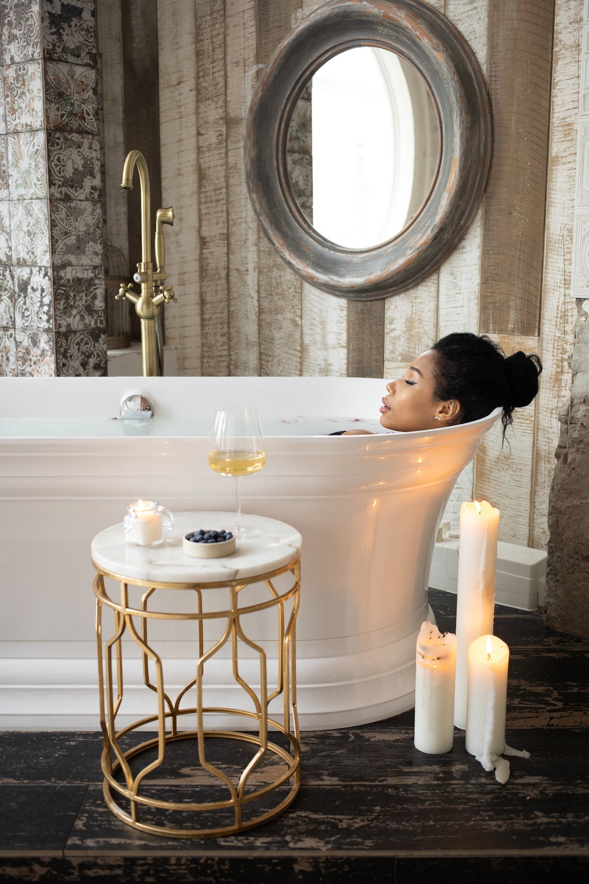 Eine Frau liegt in einer Badewanne im luxuriösen Badezimmer