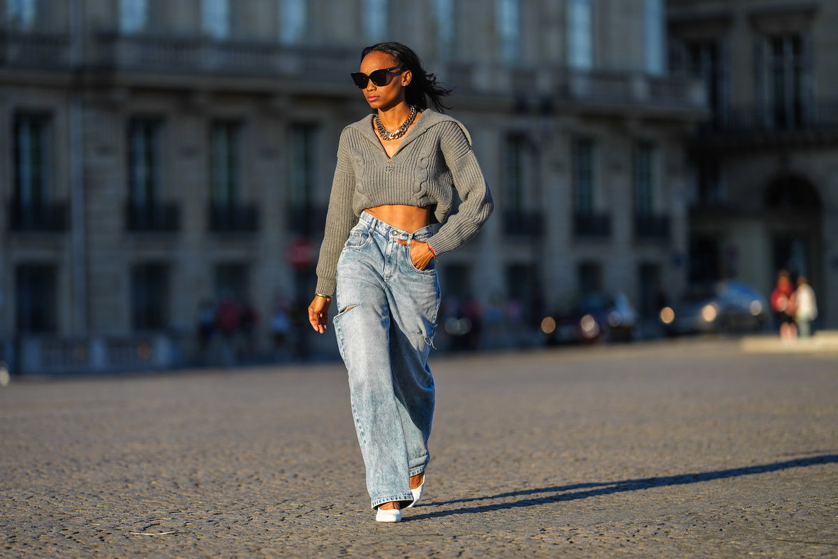 Frau trägt eine helle High Waist Jeans
