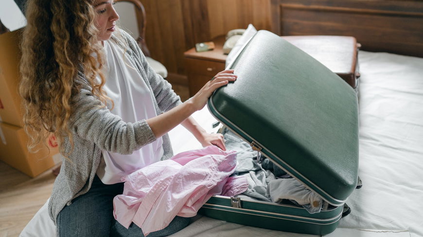 Ohne Übergepäck: So einfach kannst du mehr Kleidung mit ins Flugzeug nehmen