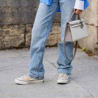 Statt Sandalen: Diesen schwarzen Trend-Sneaker von Converse tragen im Sommer 2023 zur Jeans