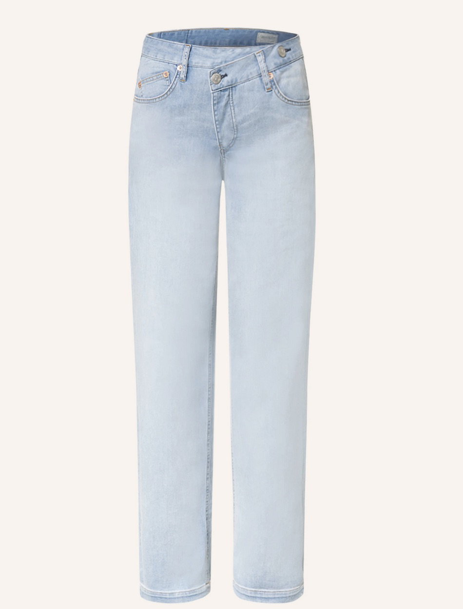 Hellblaue Jeans mit asymmetrischem Bund und 5-Pocket-Style von Herrlicher über Breuninger, ca. 110 Euro