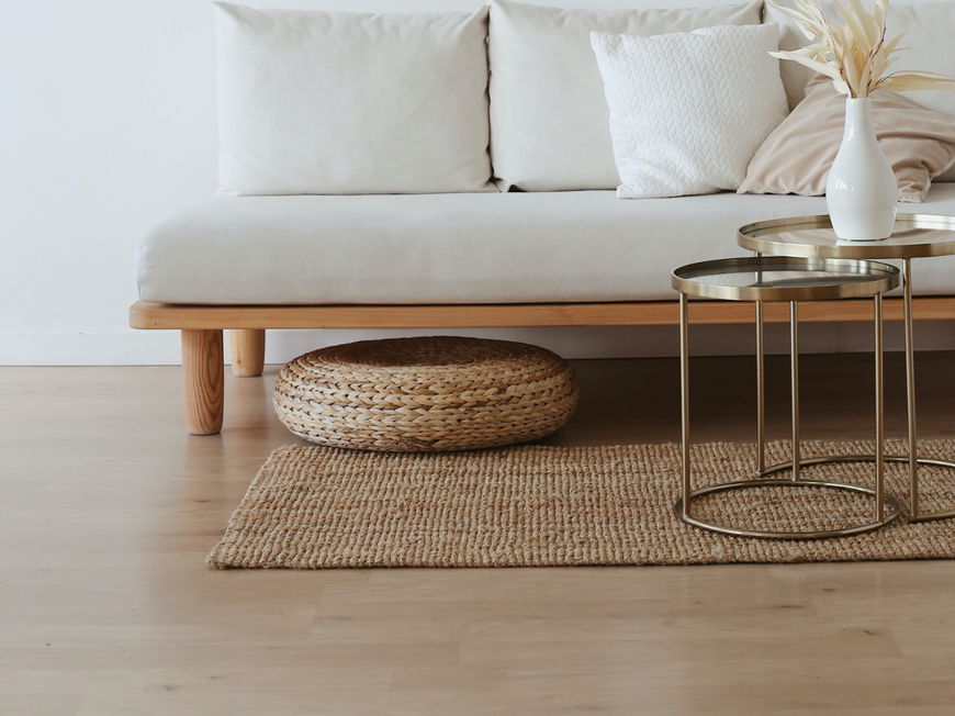 Minimalistische Wohnung Sofa Holz Weiß Kork mit Kissen und Tischen