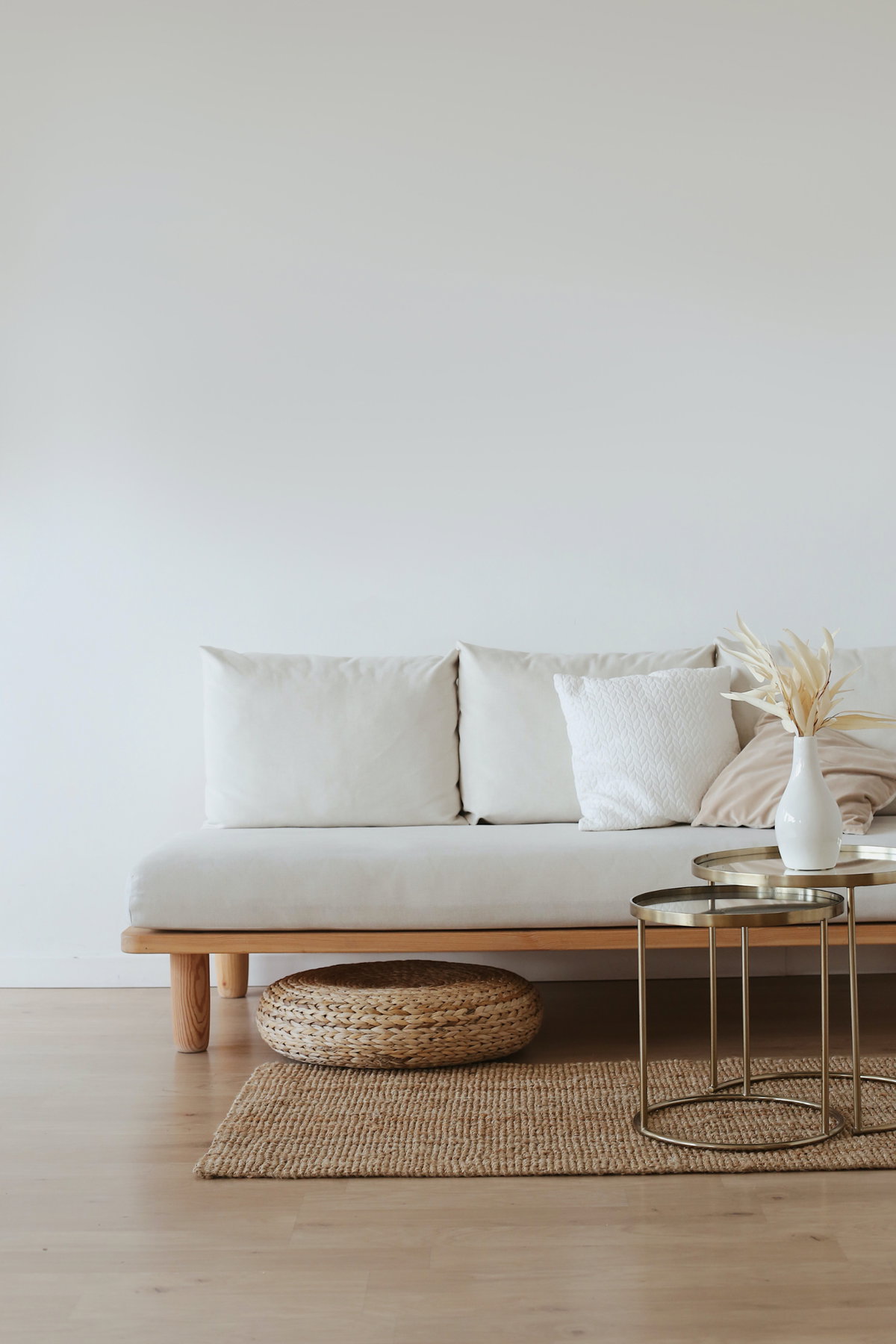 Minimalistische Wohnung Sofa Holz Weiß Kork mit Kissen und Tischen