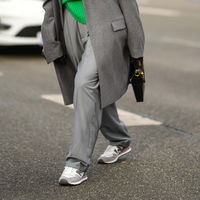 Sneaker Business Look: So kombinierst du die sportlichen Schuhe im Büro