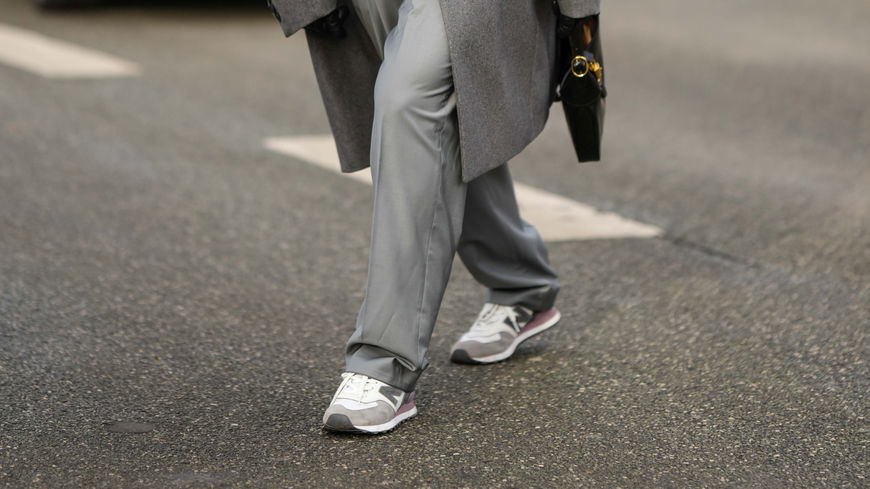 Sneaker Business Look: So kombinierst du die sportlichen Schuhe im Büro