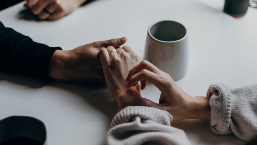 Love Bombing: Das sind erste Anzeichen des Verhaltens
