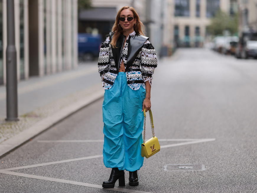 Frau mit blauer Hose