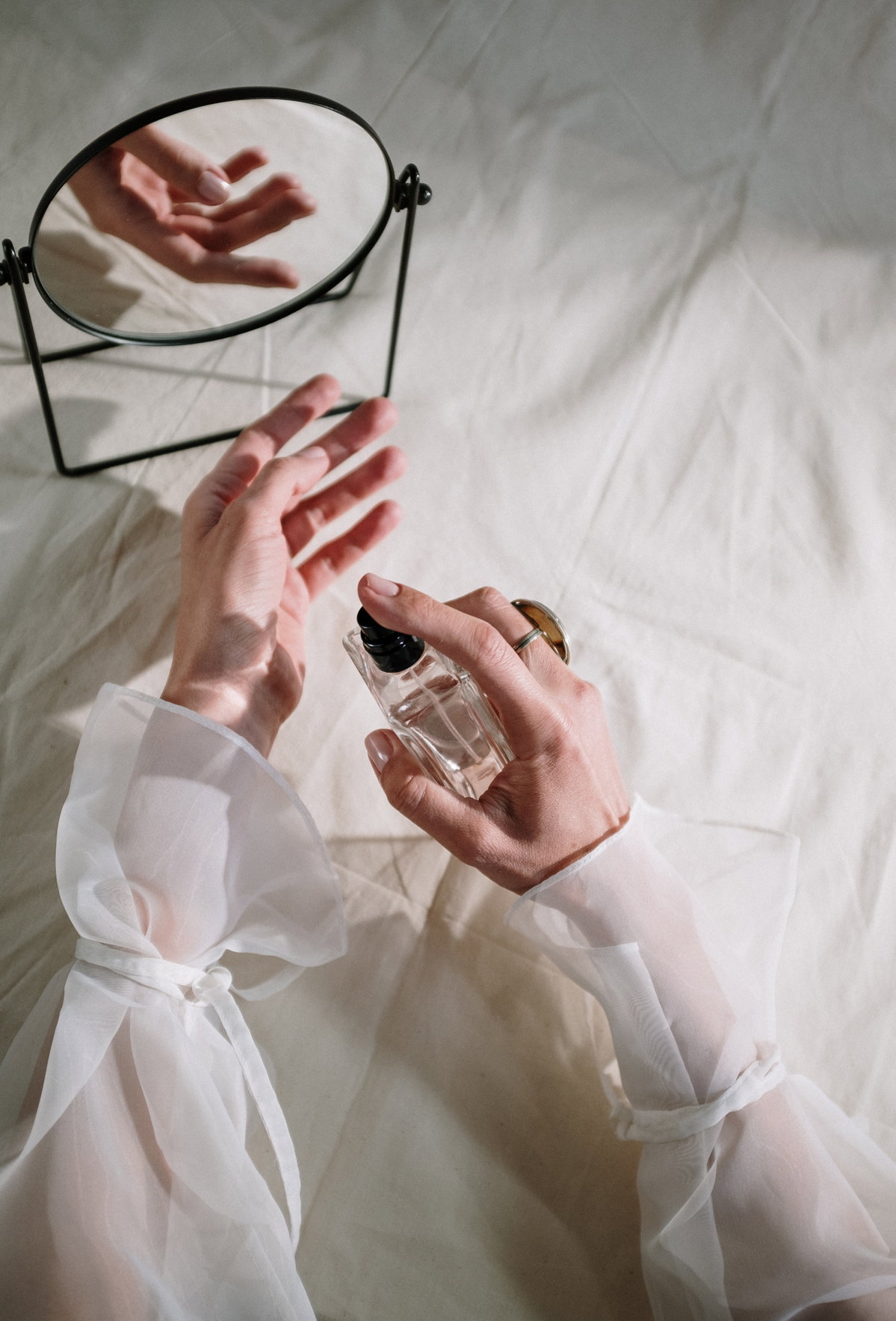 Parfum auf das Handgelenk sprühen