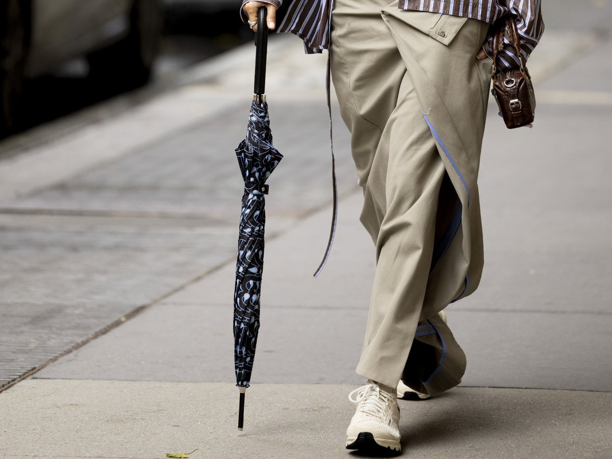 Streetstyle mit cremeweißen Sneakern