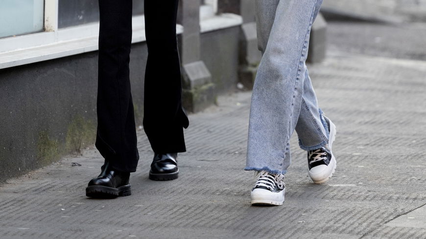 All Eyes on Chucks! Die schönsten Styling-Ideen für den ikonischen Trend-Sneaker