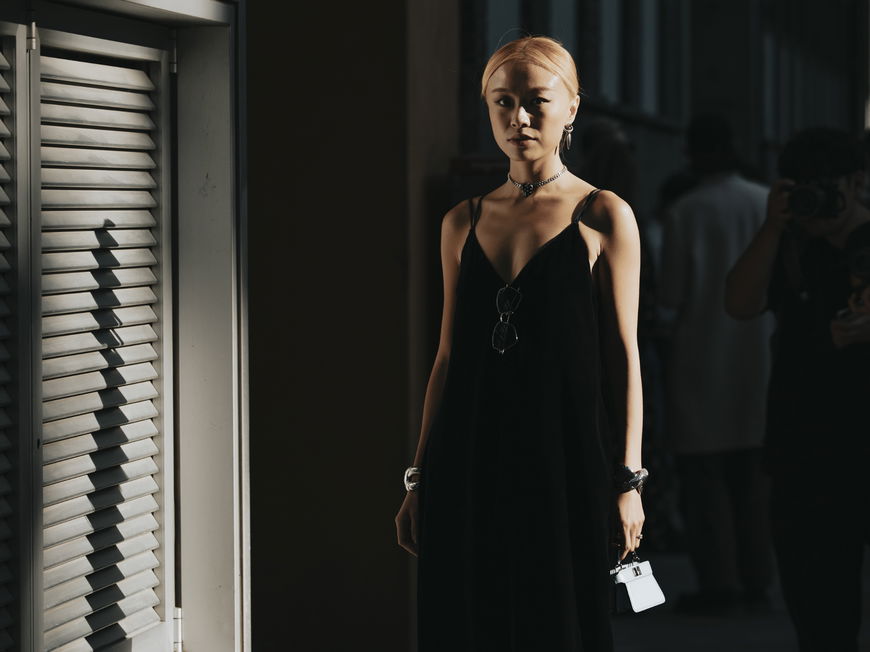 Streetstyle: Frau mit schwarzem Kleid