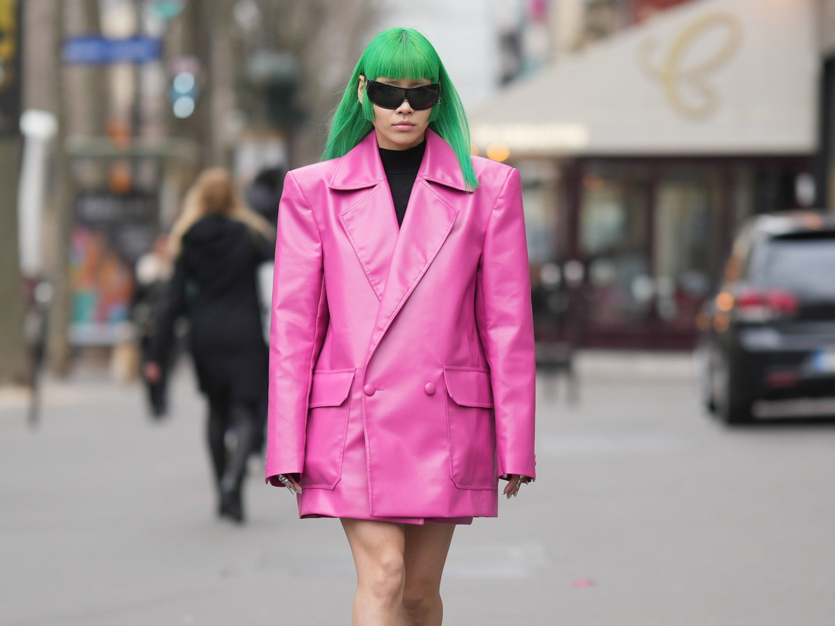 Person mit pinkem Blazer