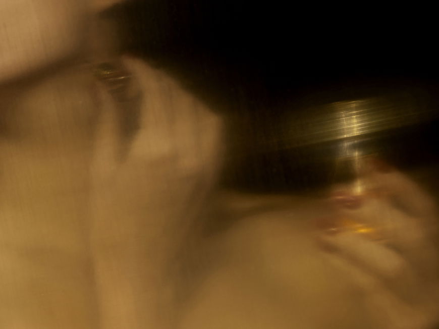 https://www.gettyimages.de/detail/foto/cropped-image-of-woman-spraying-perfume-on-litmus-lizenzfreies-bild/953958334?adppopup=true
