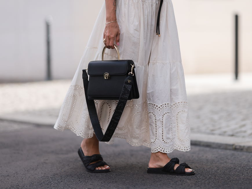 Frau mit schwarzer Handtasche