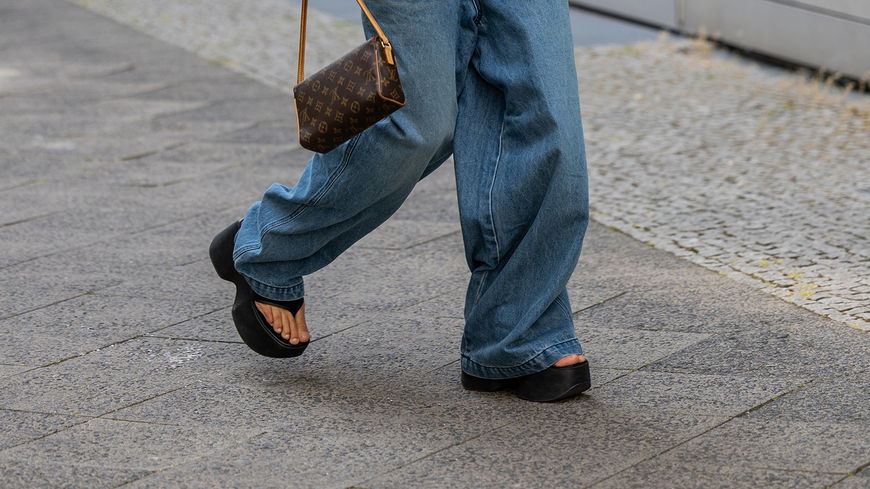 Flip Flops mit Plateauabsatz sehen wir jetzt wirklich überall – 3 Favoriten